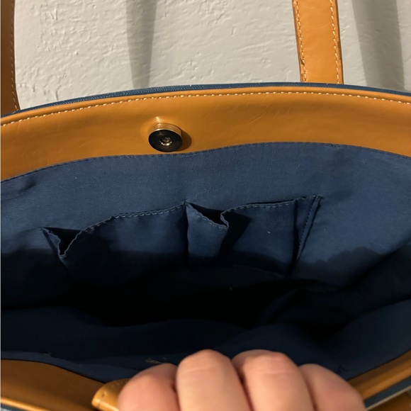 Blue and white bow graphic Kenneth Cole reaction tote back - flawed - Picture 11 of 12